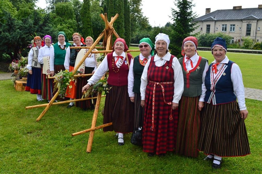 Folkloras kopas "Vēlava" 15 gadu jubilejas sarīkojums "Apkārt kalnu saule tek"