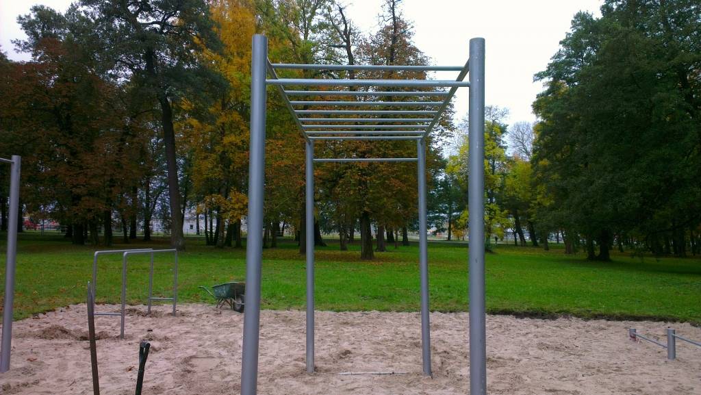 Liepājā uzlabo ielu vingrošanas un sportošanas iespējas