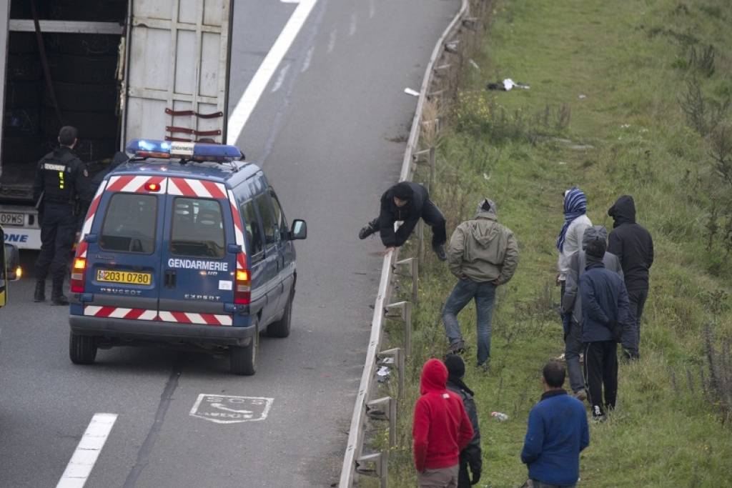 FOTO: 42 bojāgājušie autobusa un kravas auto sadursmē Francijā