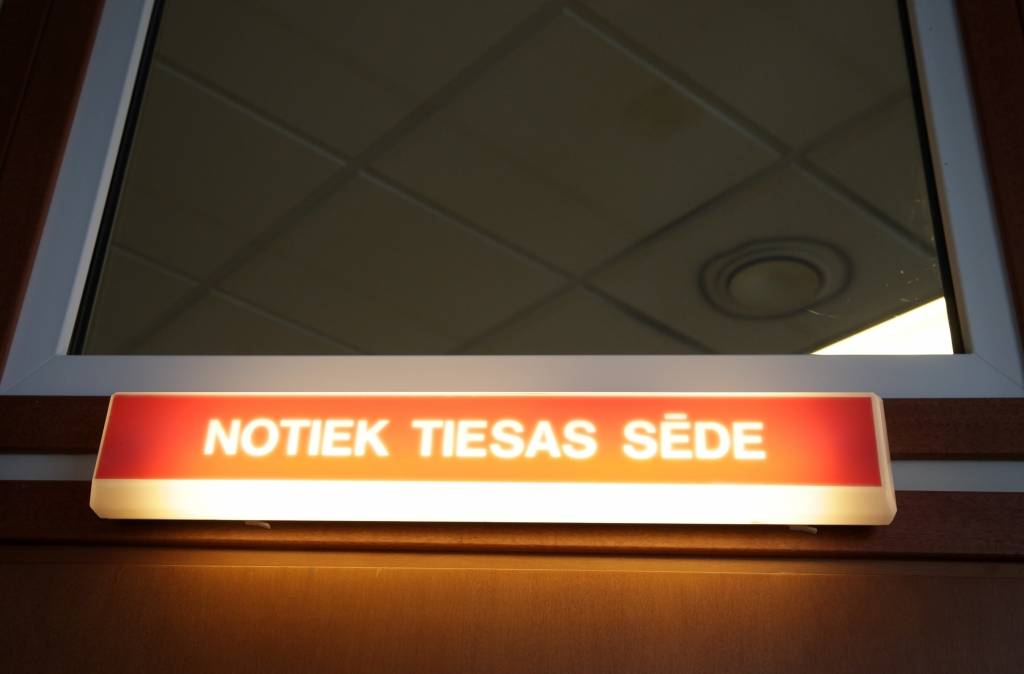 Tiesās vīrieti, kurš uz ielas sagūstīja cilvēku un piespieda viņu krāmēt būvgružus