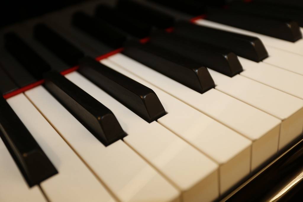 FOTO.VIDEO: Liepājas koncertzāle svinīgi saņem "Steinway & Sons" koncertflīģeļus