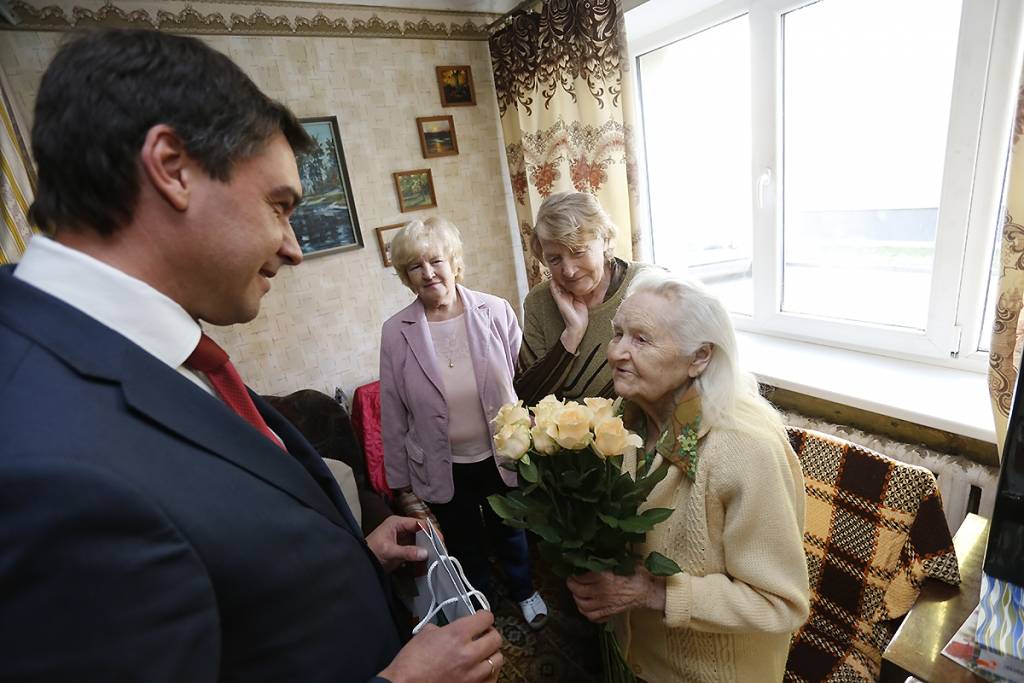 Liepājā sumina simtgadnieci 