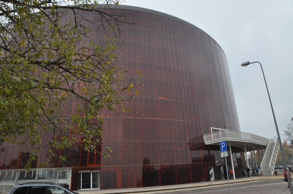 FOTO: Iedzīvotāji gidu pavadībā iepazīst “Lielo dzintaru”