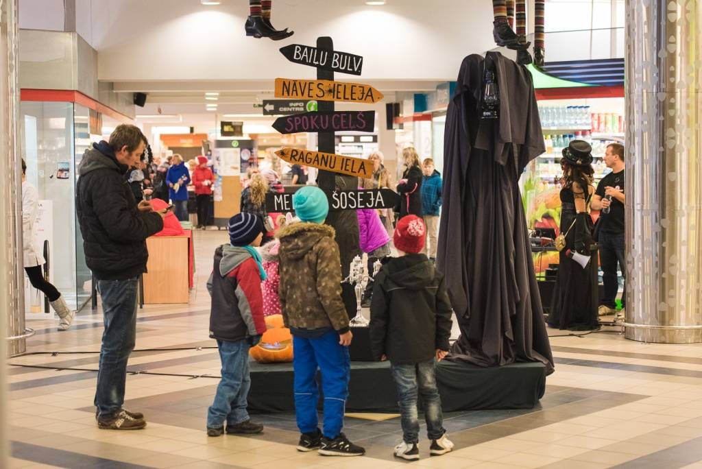 FOTO: Dullā atmosfērā aizvadīts Helovīndienas pasākums tirdzniecības centrā "XL Sala"
