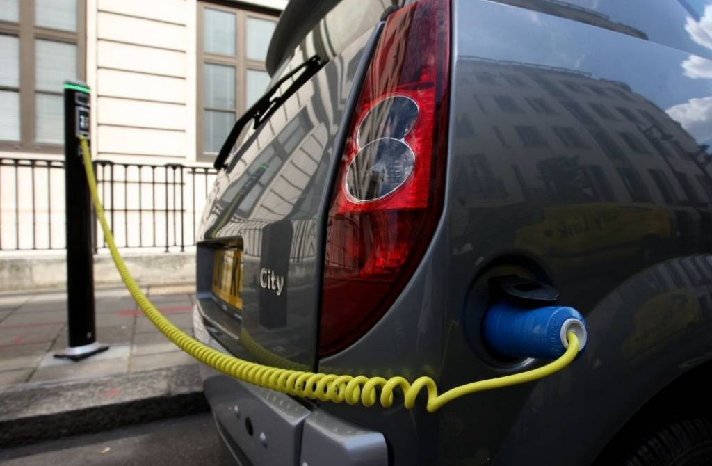 Latvijā paredzēts izveidot nacionālā līmeņa elektrouzlādes staciju tīklu