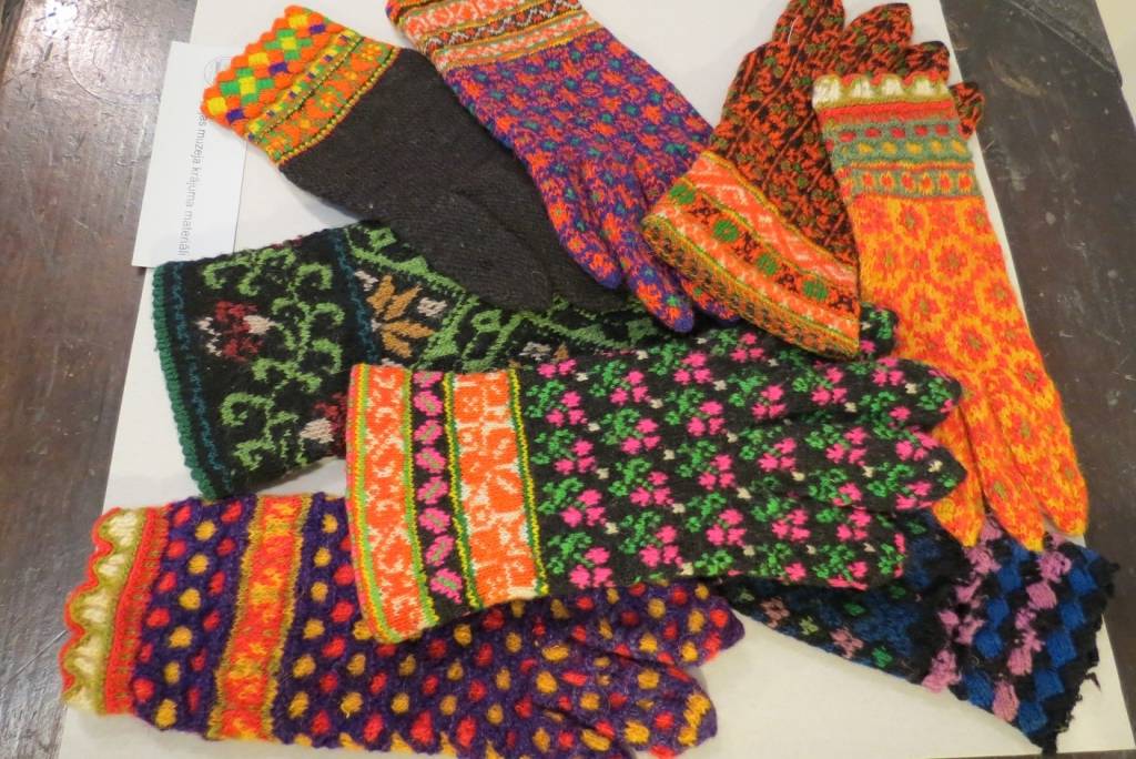 Kurzemes tautastērpu informācijas centrā būs radošās darbnīcas par cimdu adīšanu