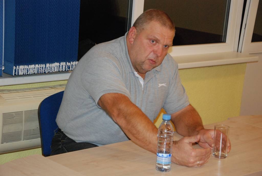 FOTO: Nīcā ar vīriem tiekas profesionālais makšķernieks Normunds Grabovskis