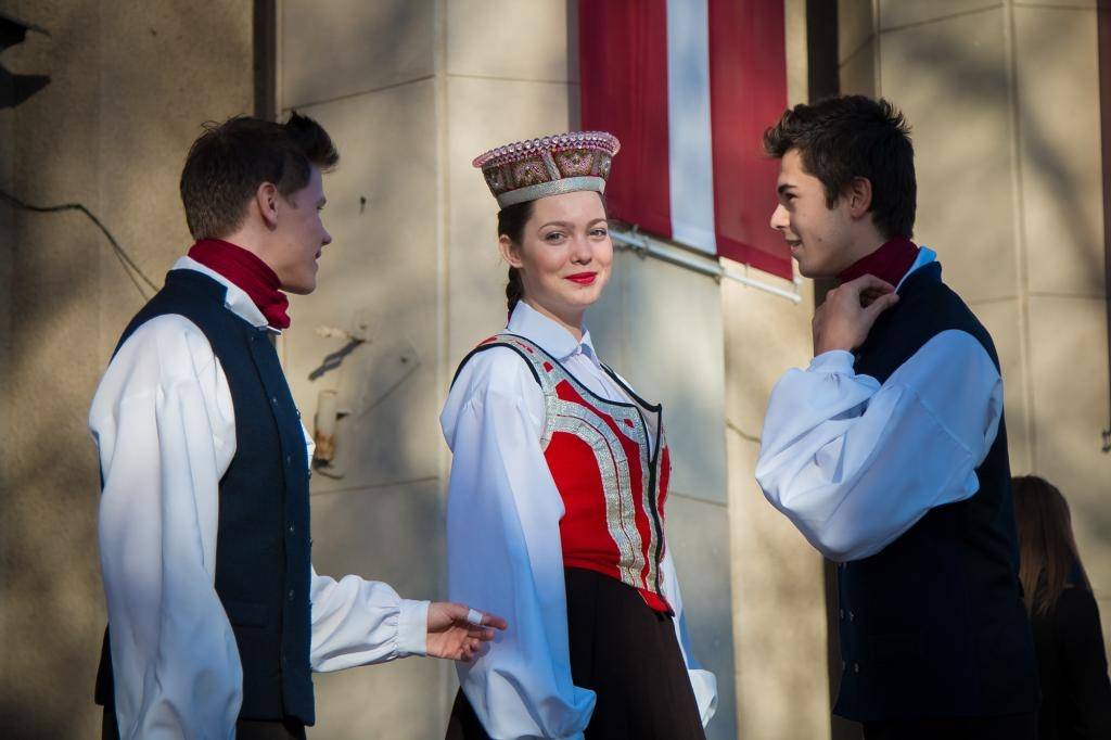 FOTO: Liepājas Universitātes studenti un darbinieki apskauj savu mācību iestādi