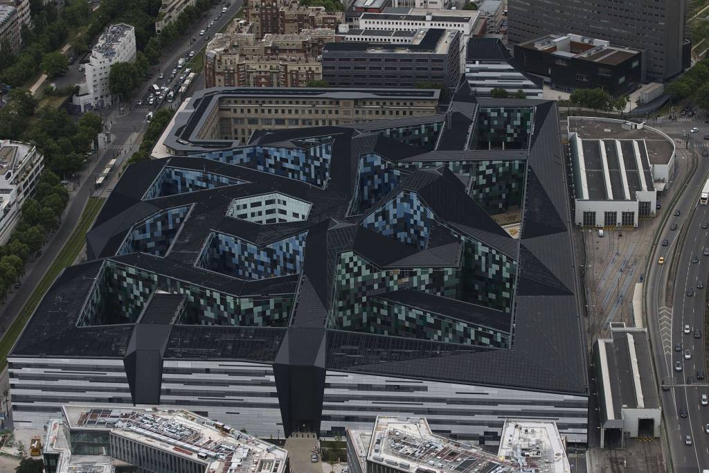 Parīzē durvis vēris 4,2 miljardus eiro vērtais «franču Pentagons»