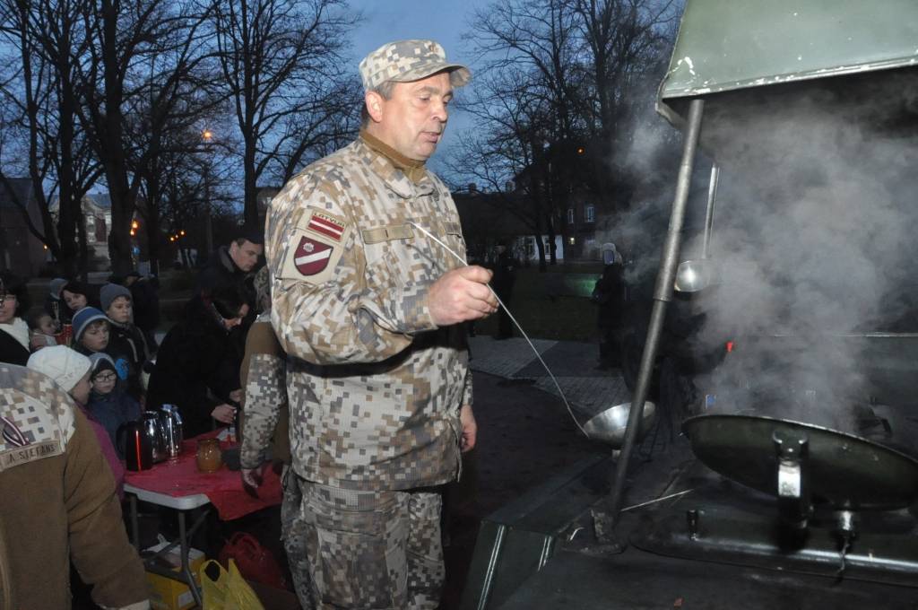 FOTO: Liepājā ar Lāčplēša dienas lāpu gājienu godina Latviju