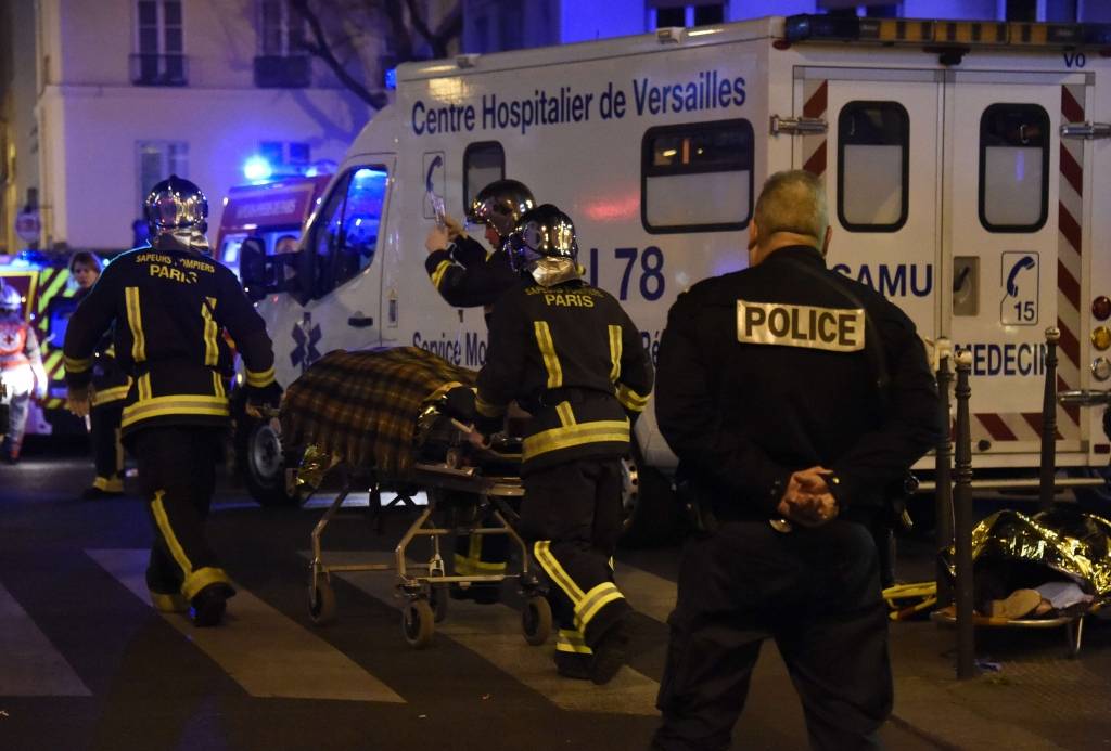papildināts (17:29) - FOTO, VIDEO: Parīzi satricinājuši teroristu asiņainie uzbrukumi; divi teroristi dzīvojuši Briselē