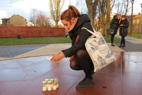 Liepājā piemin Francijas terorakta upurus; Vējonis aicina izkārt karogus sēru noformējumā