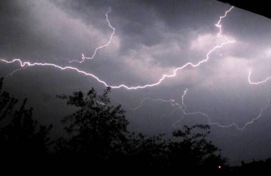 Svētdien vietām Latvijā gaidāms īslaicīgs lietus, iespējams negaiss