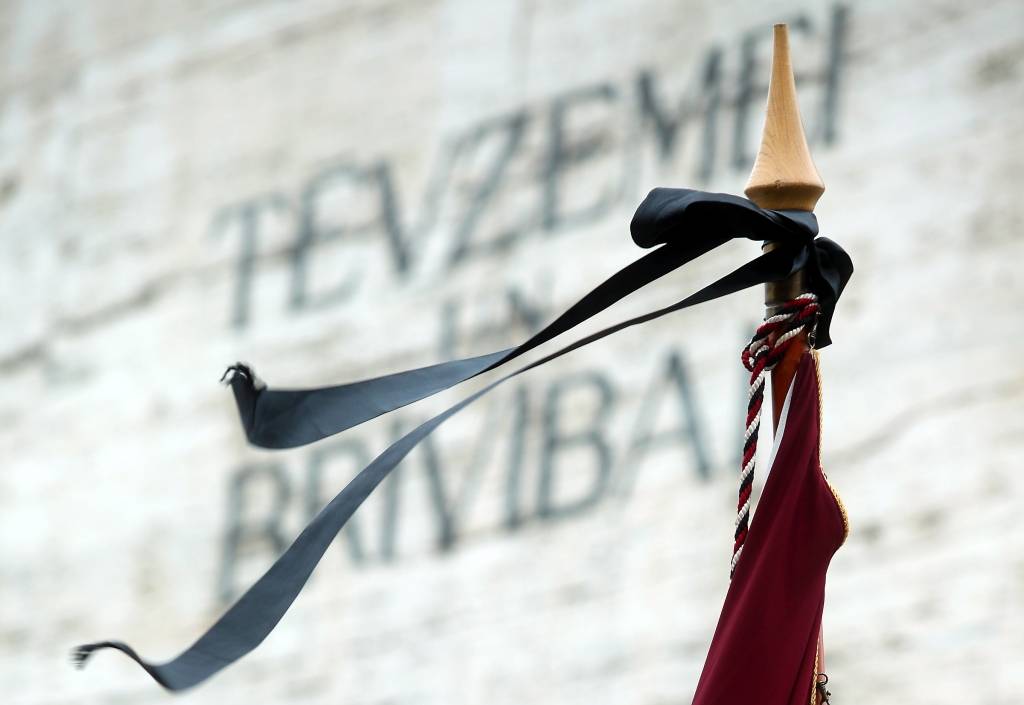 Pirmdien Latvijā izsludinās sēru dienu