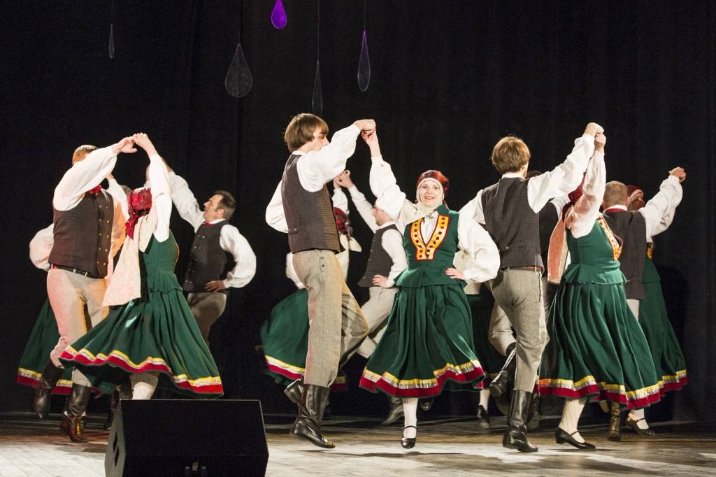 Tautas deju kolektīvu koncerts valsts svētkos