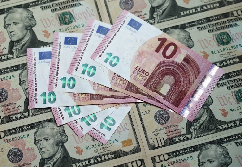Eiro vērtība sarūk līdz sešu mēnešu zemākajam līmenim