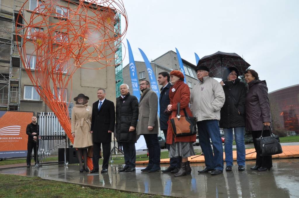 FOTO: Atklāj vides dizaina objektu "Skaņu strops"