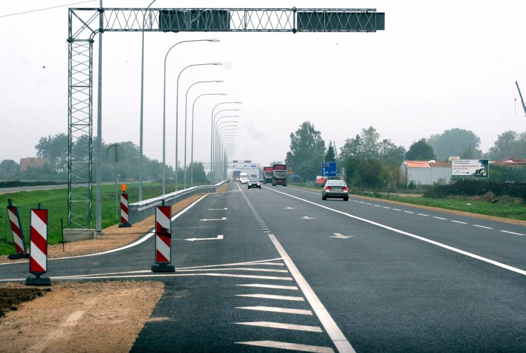 Trīs gadu laikā uz Via Baltica uzstādīs mainīgās elektroniskās ceļa zīmes un attīstīs viedo transporta sistēmu