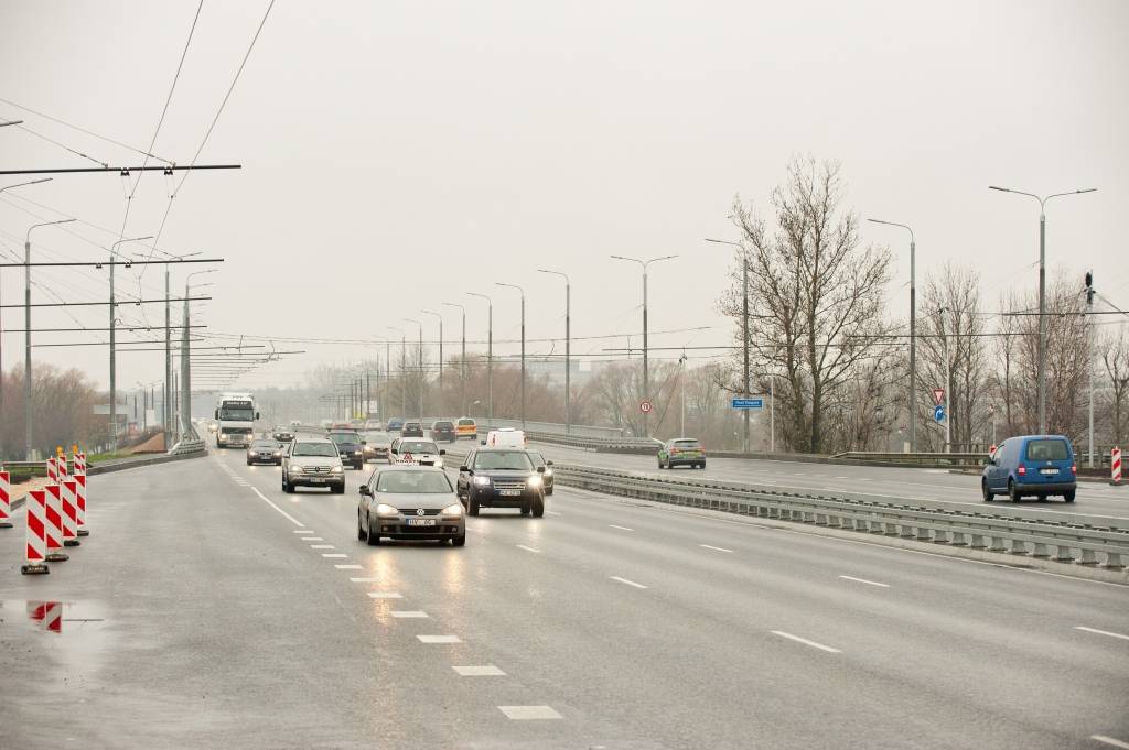 FOTO: Uz Salu tilta atjaunota satiksme visās sešās braukšanas joslās