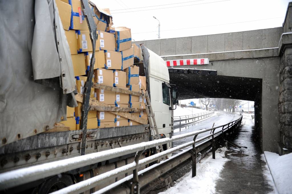 Pirms Akmens tilta varētu izvietot brīdinošo konsoli smago auto iesprūšanas gadījumu novēršanai