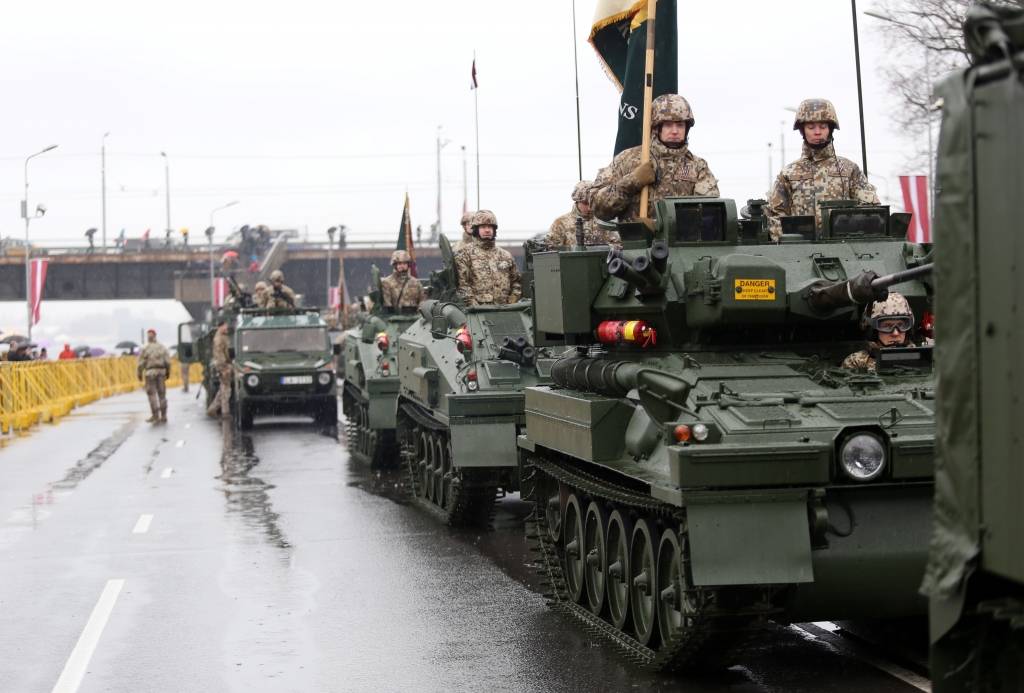 Foto: Latvijas Republikas proklamēšanas gadadienai veltītā militārā parāde 
