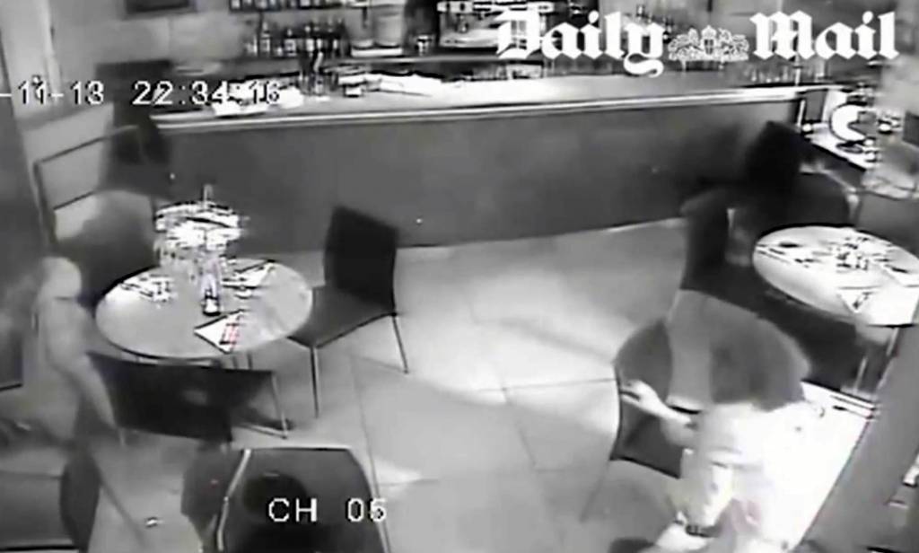 Publiskots video ar aukstasinīgo apšaudi Parīzes kafejnīcā; sievieti izglābj veiksme