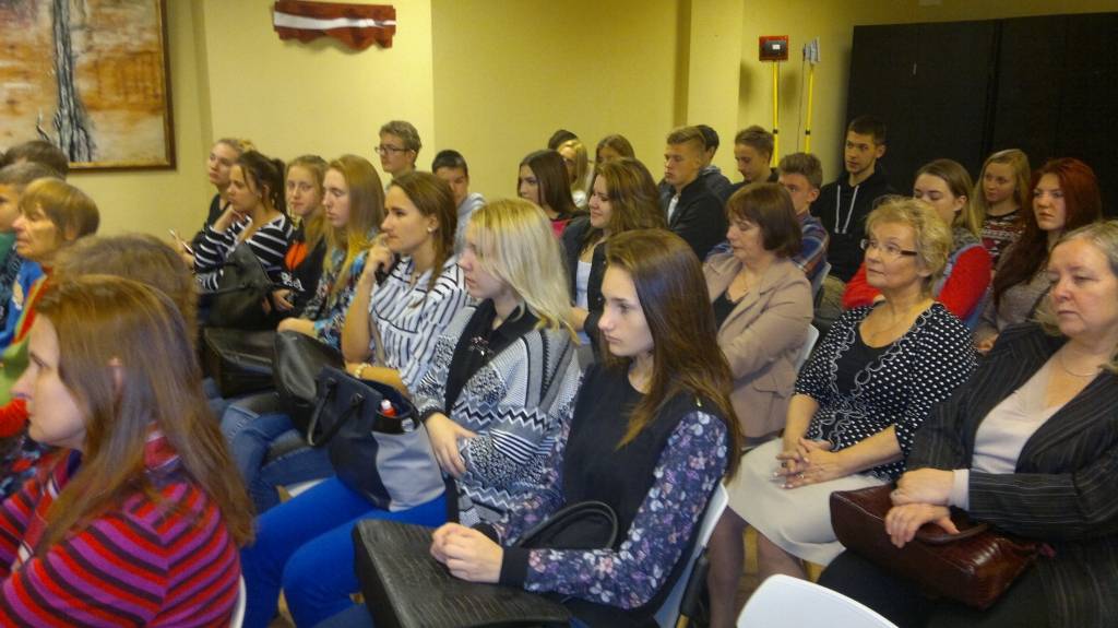 Liepājā aizvadīta dzejas studija "Uzturiet debesis spēkā"