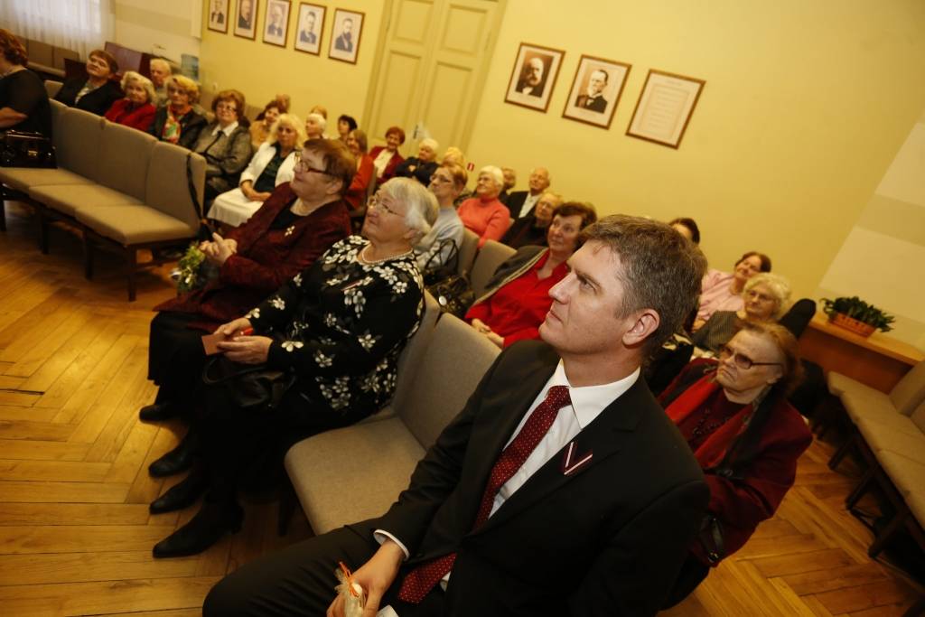 Pensionētos skolotājus Liepājas domē valsts svētkos sveic Austra Pumpure