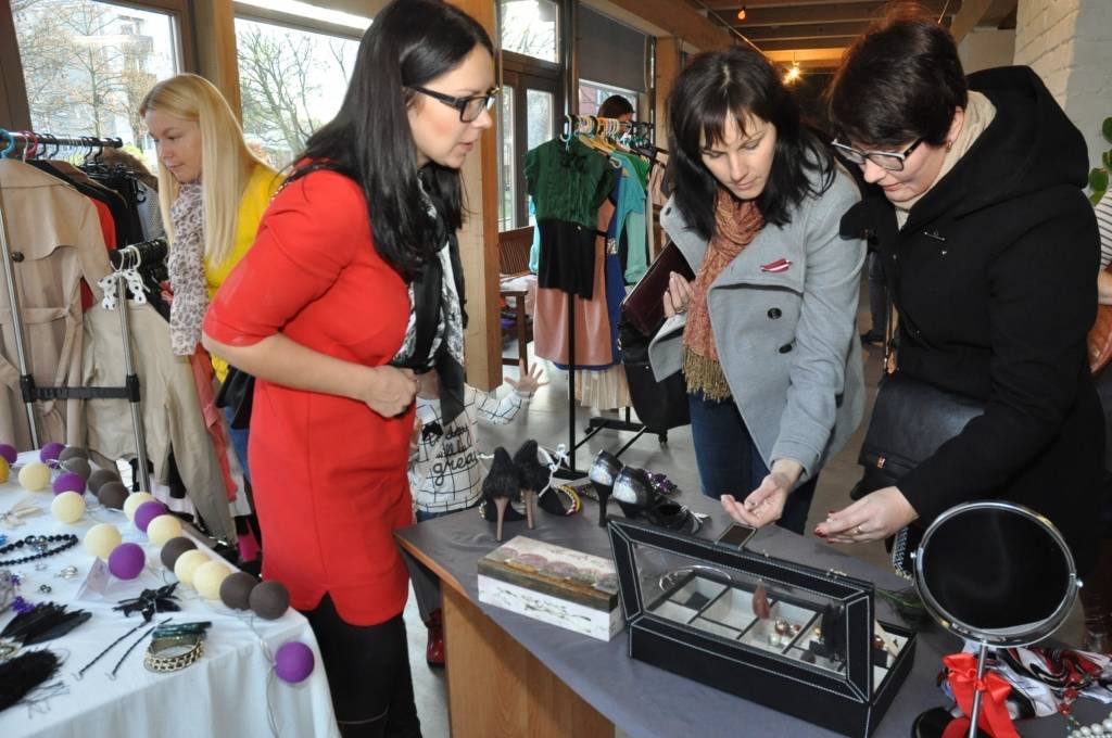  FOTO: Tirdziņš Liepājas Dizaina un mākslas skolas zālē 