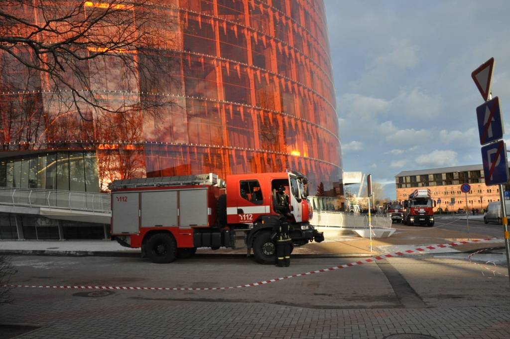 FOTO: Ugunsdzēsēji mācās "Lielajā Dzintarā"