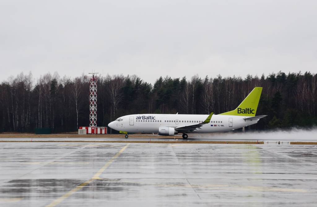 airBaltic lidmašīna iekļuvusi turbulencē; cietuši divi pasažieri un stjuarts (papildināts 15:48)