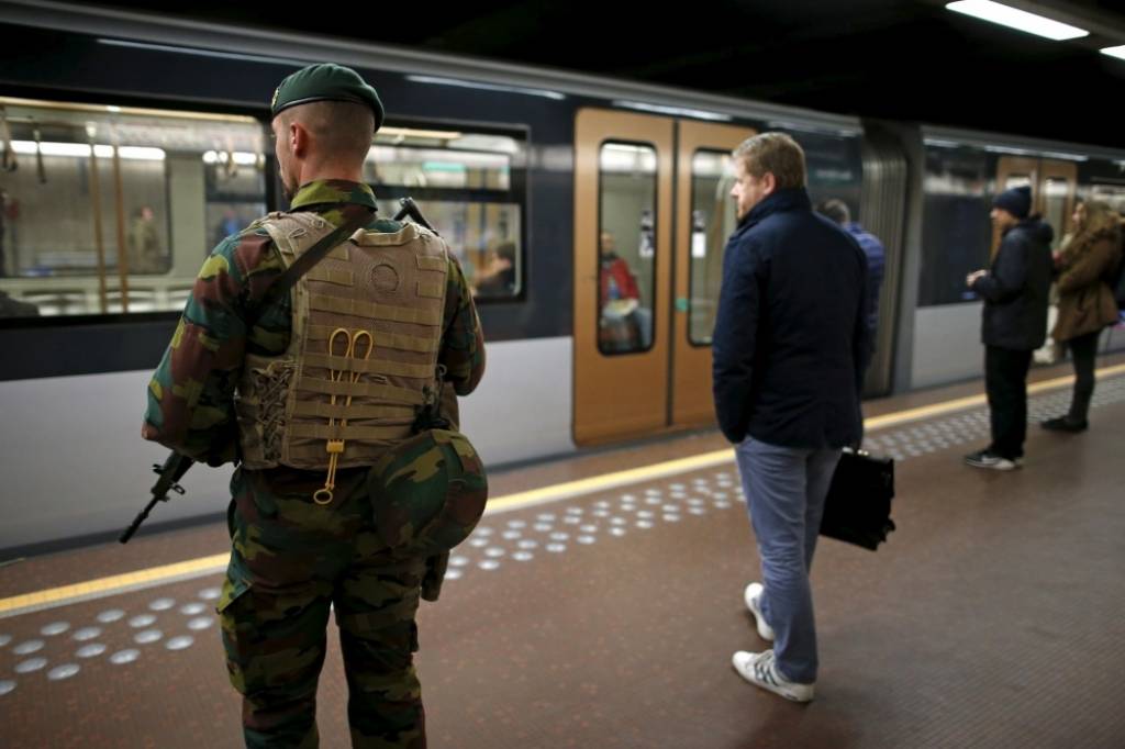 FOTO: Ar karavīru klātbūtni Briselē darbu atsāk metro un skolas 