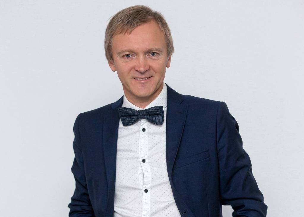 Meklējot jauno vadītāju, skatās kaimiņvalsts virzienā