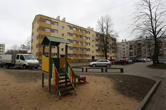 FOTO: Liepājā labiekārto daudzdzīvokļu māju iekšpagalmus