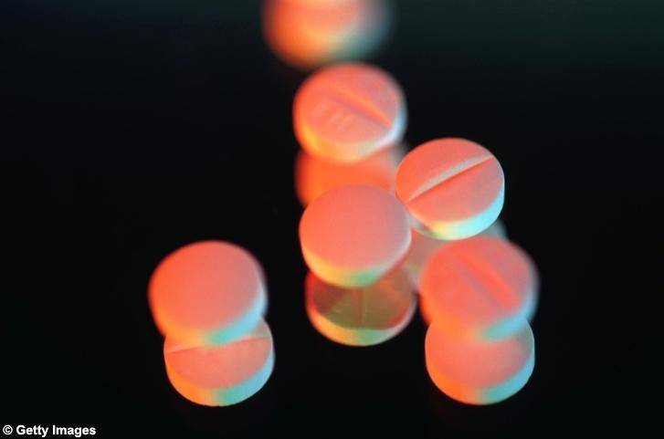 Jaunieši guļ uz grīdas narkotisko vielu ietekmē