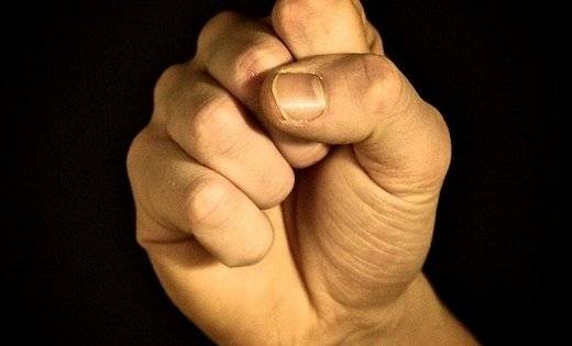 Vīrietis, konfliktējot ar dāmu, izsit logus