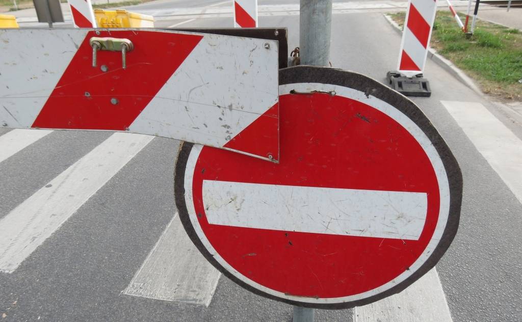 Slēgs satiksmi Baseina ielas posmā 