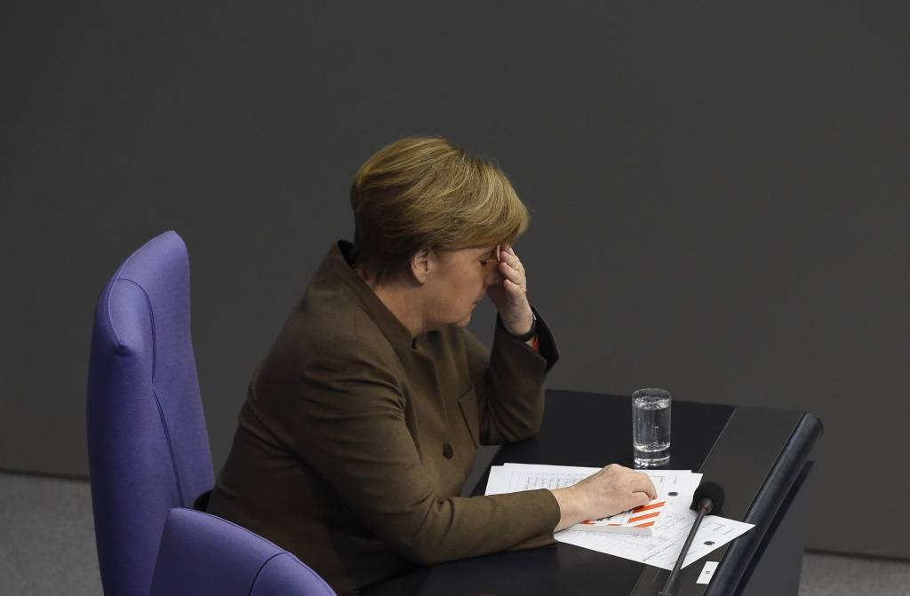 Turpina pieaugt spiediens pret Merkeli un viņas imigrācijas politiku