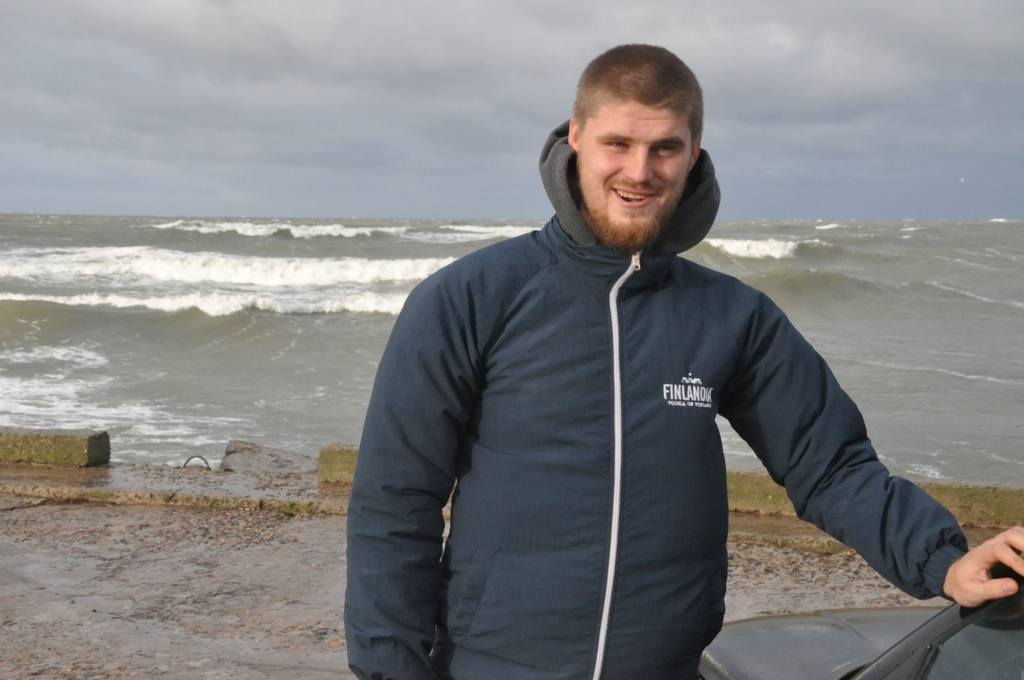 FOTO: Iedzīvotāji stiprajā vējā vēro jūru