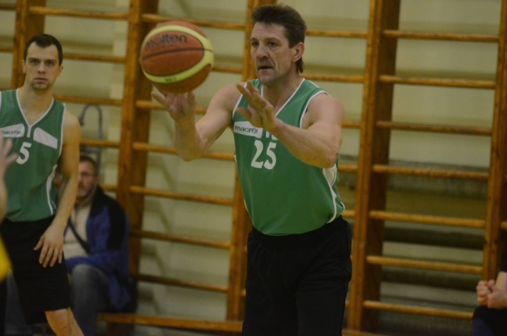 "Kalvene" Aizputes novada čempionātā uzvar entuziastu grupu "Pieci"