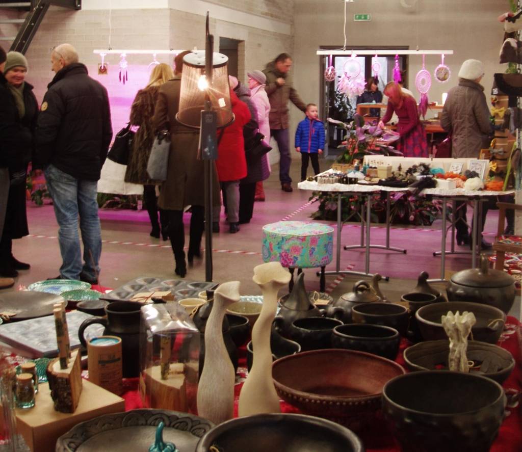 Māksliniekus, dizainerus aicina pieteikties Ziemassvētku mākslas tirgum "Timbaka Taibaka"