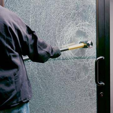 Naktī izsit veikalam stiklu un nozog alkoholu