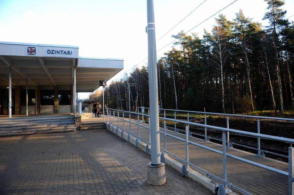 FOTO: Modernizētās platformas Dzintaru un Bulduru dzelzceļa stacijās