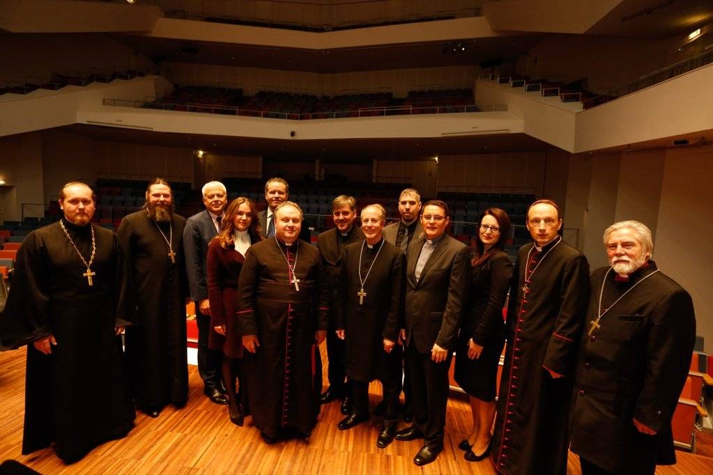 Iesvēta jaunatklāto koncertzāli "Lielais dzintars"