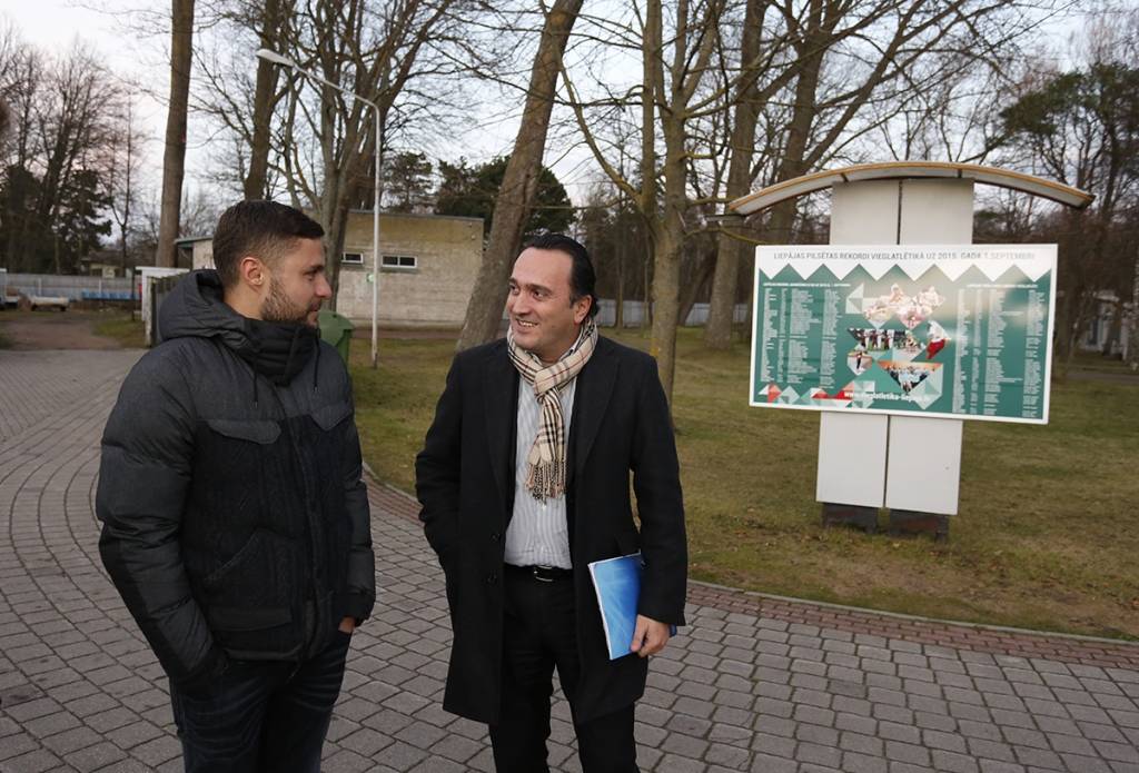 FOTO: UEFA un LFF inspektē Daugavas stadionu Liepājā 
