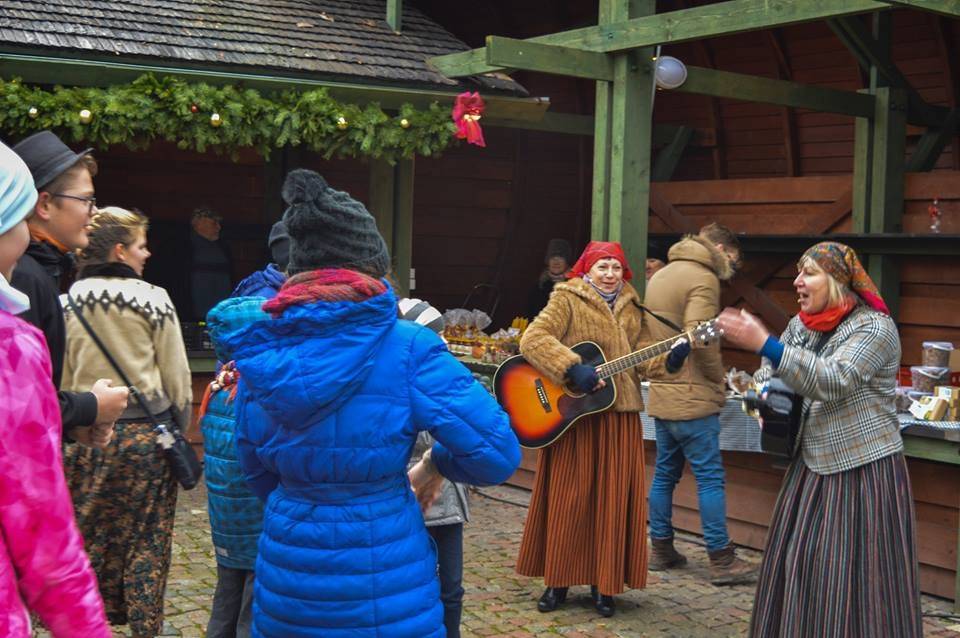 FOTO: Grobiņā ies ķekatās, iedegs egli un klausīsies koncertu