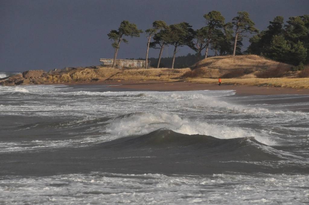 Sestdien piekrastē vējš brāzmās pastiprināsies līdz 20-23 metriem sekundē