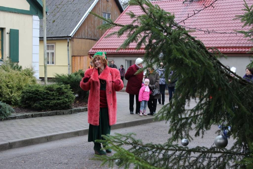 FOTO: Durbē kopā ar Rūķelfiem iededz Ziemassvētku egli