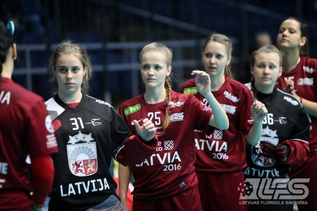 PČ florbolā: Latvietes izsēj trīs vārtu pārsvaru, cīnoties neizšķirti ar Vāciju