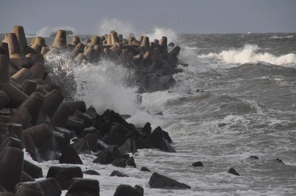 Piekrastē un Rīgā naktī gaidāmas spēcīgas vēja brāzmas un ūdens līmeņa paaugstināšanās